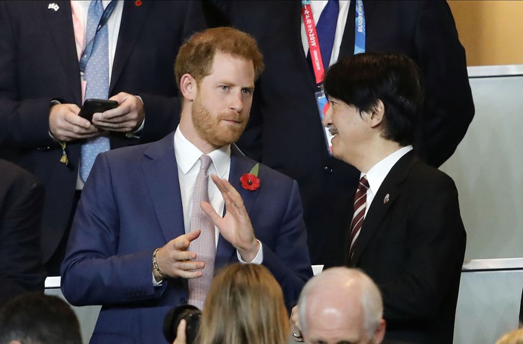 Auf der Tribüne sitzt Prinz Harry neben Japans Kronprinz Akishino. Foto: AP/Christophe Ena