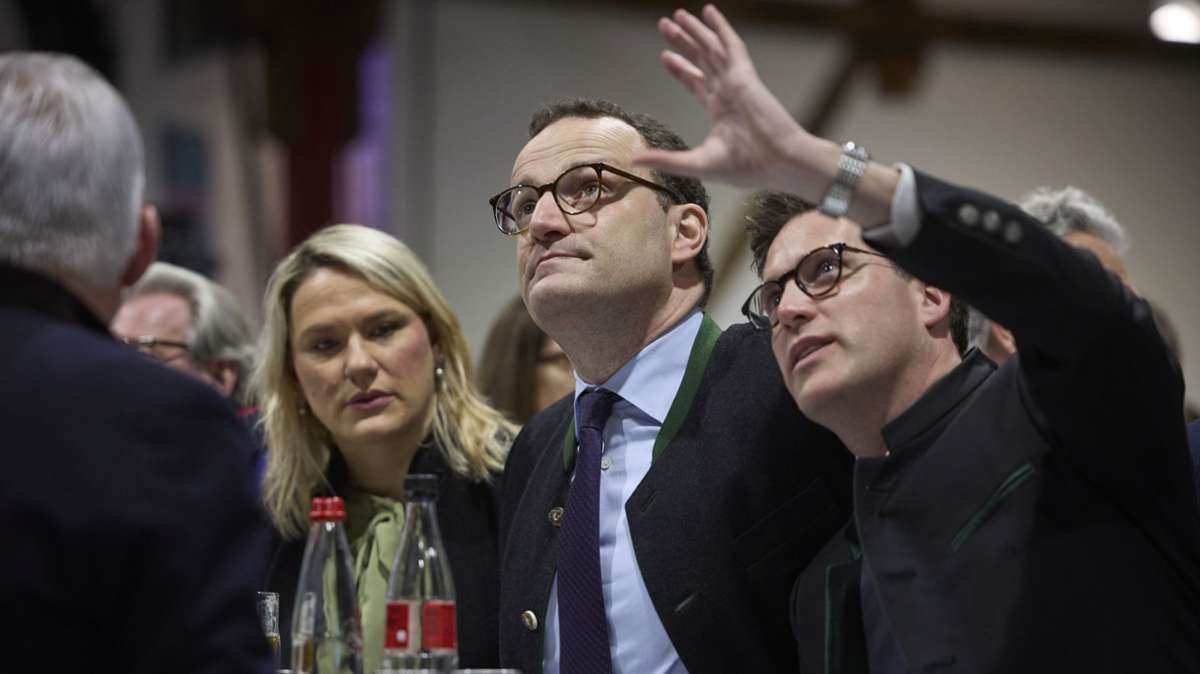 CDU-Bundestagsabgeordnete Christina Stumpp, Jens Spahn und der neue CDU-Landeschef Manuel Hagel analysieren die Lage in der Alten Kelter Fellbach.