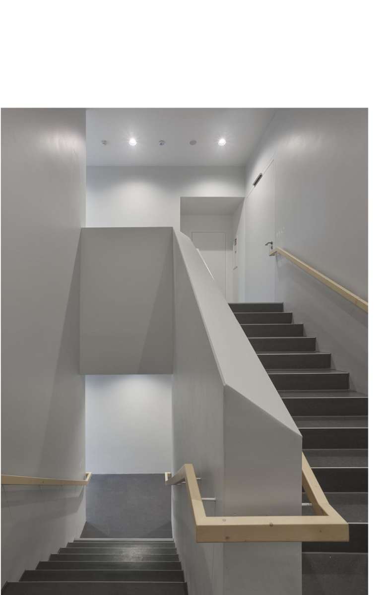 Das Treppenhaus in der Mensa ist hell und funktional gestaltet. Die Treppenabsätze wurden so entworfen, dass die Reinigungskräfte möglichst schnell und effektiv durchwischen können. Auch das spart über das Jahr betrachtet Zeit und Energie.