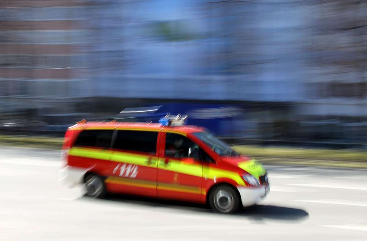 Der Wagen der Feuerwehr soll mit Martinshorn und Blaulicht unterwegs gewesen sein. (Symbolfoto) Foto: dpa/Stephan Jansen