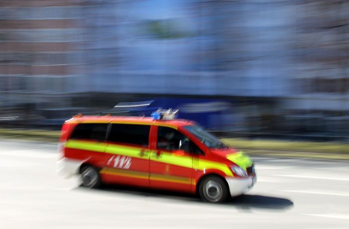 Stuttgart-Feuerbach: Unfall mit Feuerwehrfahrzeug – zwei Verletzte