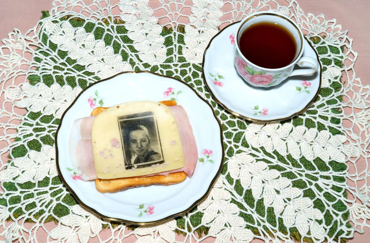 Ein Jugendfoto der Großmutter auf einem Schinken-Käse-Toast im Haus der Großeltern. Manche Metaphern bleiben Andeutungen.