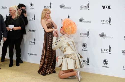 Olivia Jones geht vor Popstar Kylie Minogue auf die Knie. Foto: Gettyabo