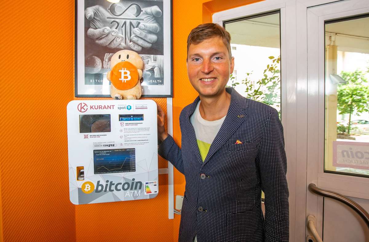 Marc Guilliard, Hotel-Manager im Princess, stellt den Bitcoin-Automaten im Nebenraum vor.