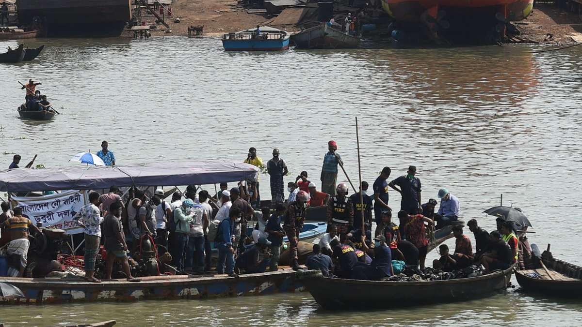  In Bangladesch ist ein Passagierschiff in der Nähe der Hauptstadt Dhaka gekentert. Obwohl das Schiff nur wenige Meter vom Ufer entfernt war, ertranken mindestens 29 Menschen. 