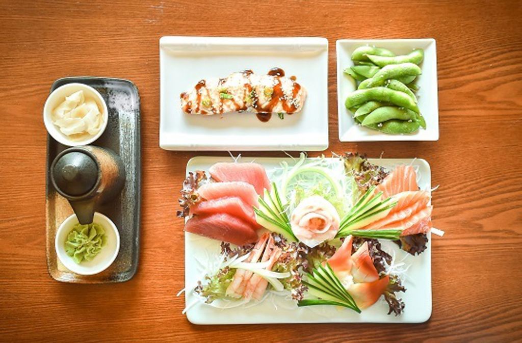 Hier gibt’s Sushi , Gegrilltes, Salate, Suppen und frittierte Snacks im modernen und offen gestalteten Restaurant zum Fixpreis von 25,50 Euro pro Gast.