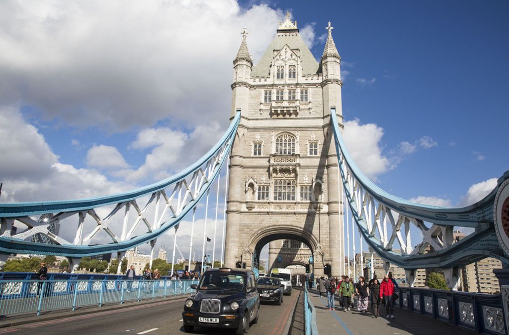 Typisch britisch, typisches Londonbild: die Tower Bridge mit einem schwarzen Cab. In unserer Bildergalerie gibt es ein paar Lieblingsorte von Londonern.