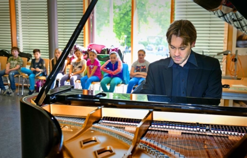 Florian Uhlig, der  Meister auf der Klaviertastatur, und sein andächtig lauschendes Publikum im Musiksaal des Max-Planck-GymnasiumsFoto:Horst Rudel Foto:  