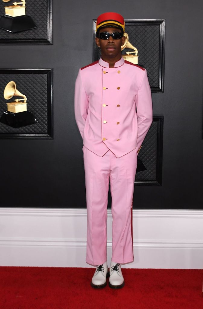 Rosé- und Pinktöne hatten es einigen Herren bei der Grammy-Verleihung angetan. Der Rapper Tyler, the Creator fand sich in einem rosafarbenen Liftboy-Kostüm der Marke Golf le Fleur passend gekleidet.