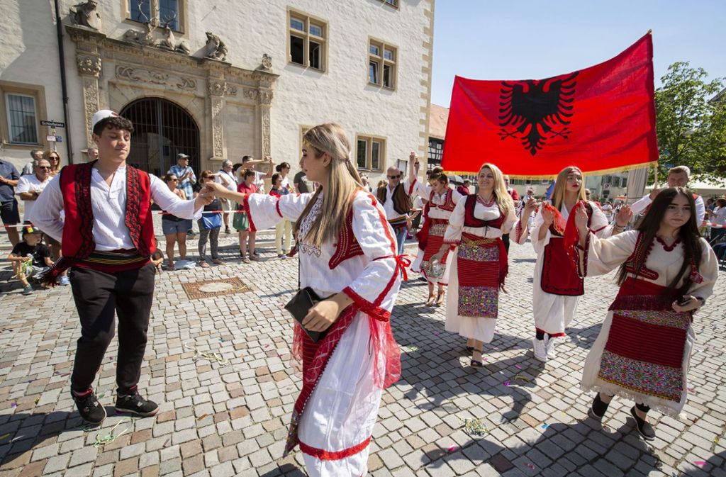 Der serbische Kulturverein mit traditionellen Tänzen