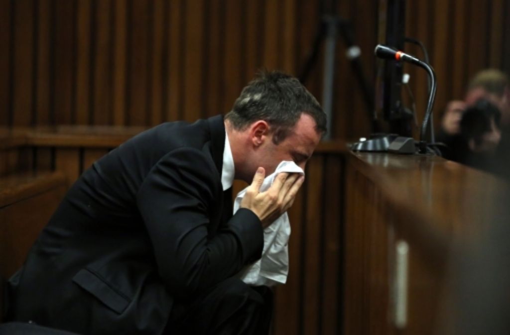 10. März: Bei der Aussage des Pathologen, der Steenkamps Leiche obduziert hat, bricht Pistorius zusammen und übergibt sich.