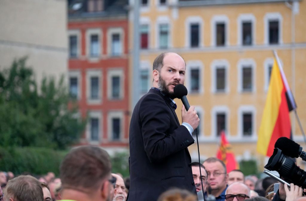 Martin Kohlmann von Pro Chemnitz spricht bei einer Demonstration vor dem Stadion des Chemnitzer FC.