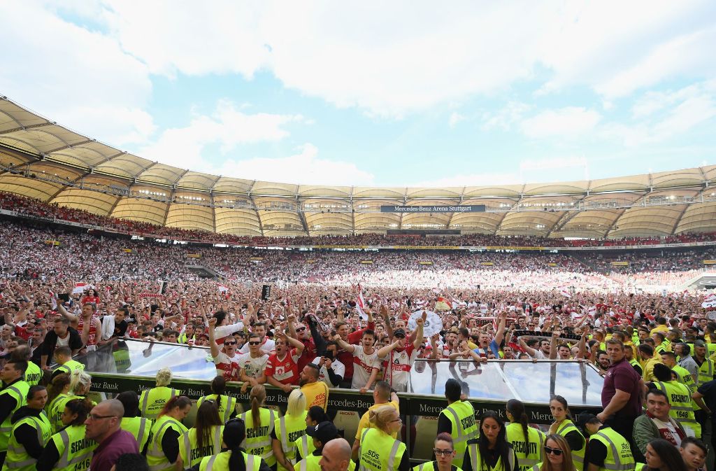 Hier gibt es weitere Bilder vom Platzsturm nach dem VfB-Aufstieg.