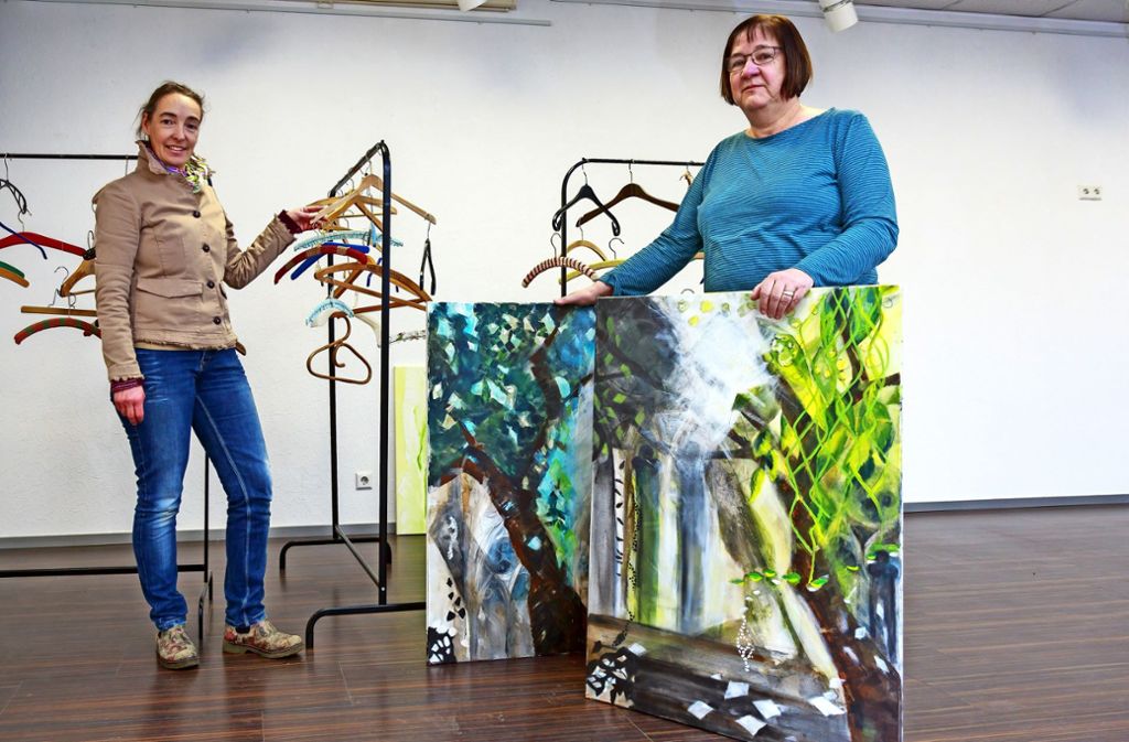 Marion Musch (links) und Ulrike Thiemann stellen ihre Werke aus. Foto: Thomas Krämer