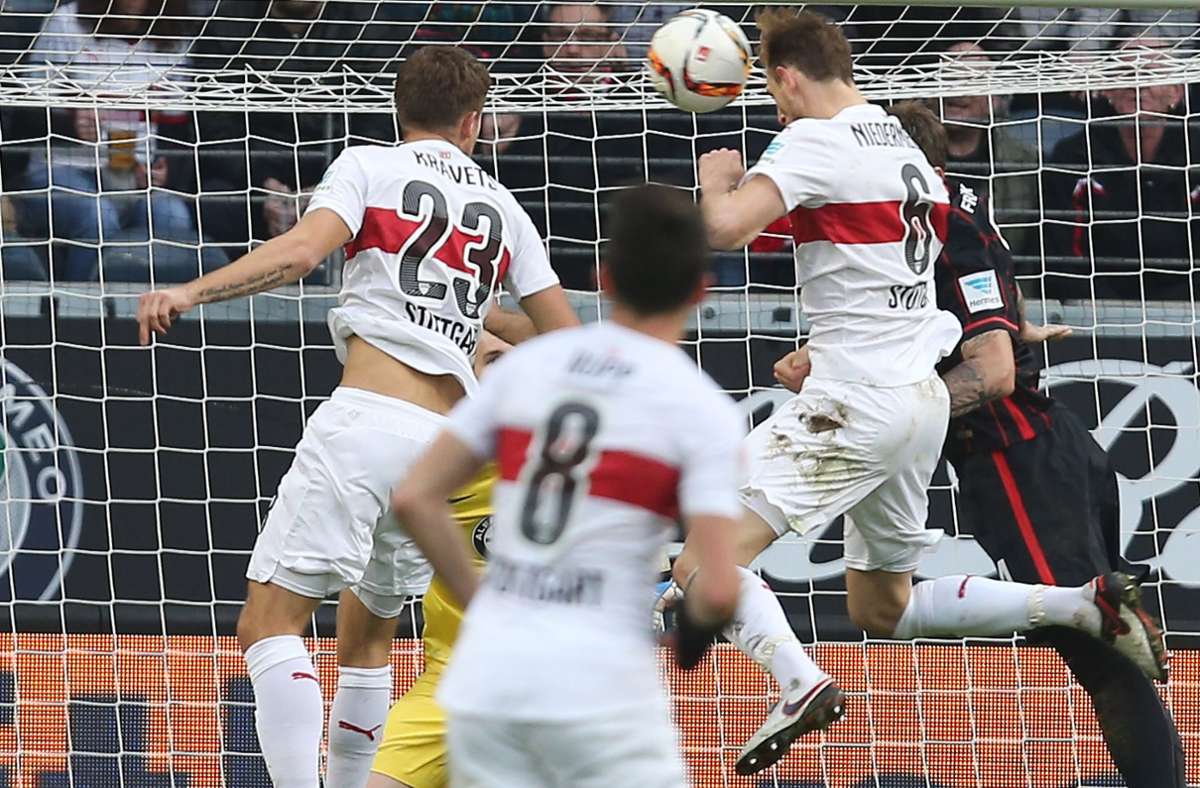 Allerdings erholt sich der VfB schnell von dem Rückschlag: Abwehrrecke Georg Niedermeier stellt nach 65 Minuten den alten Abstand wieder her – 1:3.