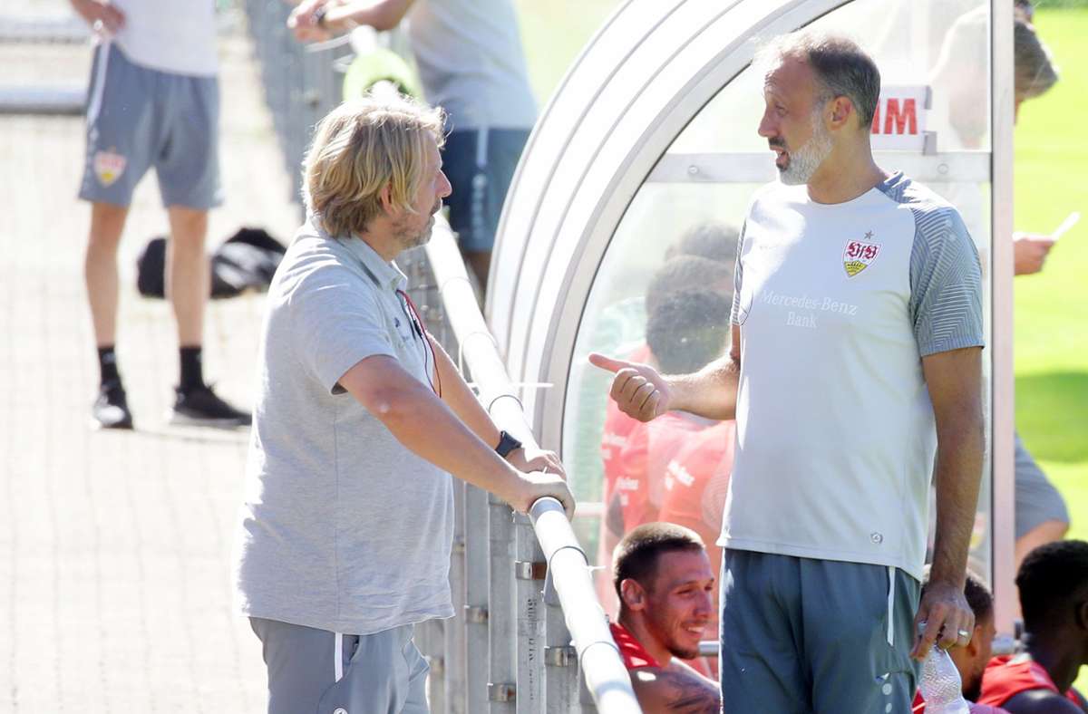 Sportdirektor Sven Mislintat (links) und Trainer Pellegrino Matarazzo tauschen sich nach der Einheit am Montagnachmittag aus.