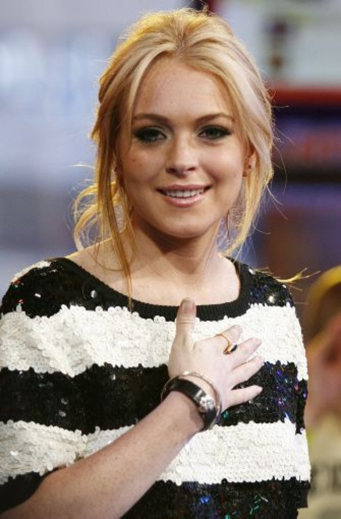 Erblondet, aber kaum geläutert zeigt sich Lindsay Lohan nach der Reha. Die Reihe ihrer Skandälchen reißt nicht ab ...