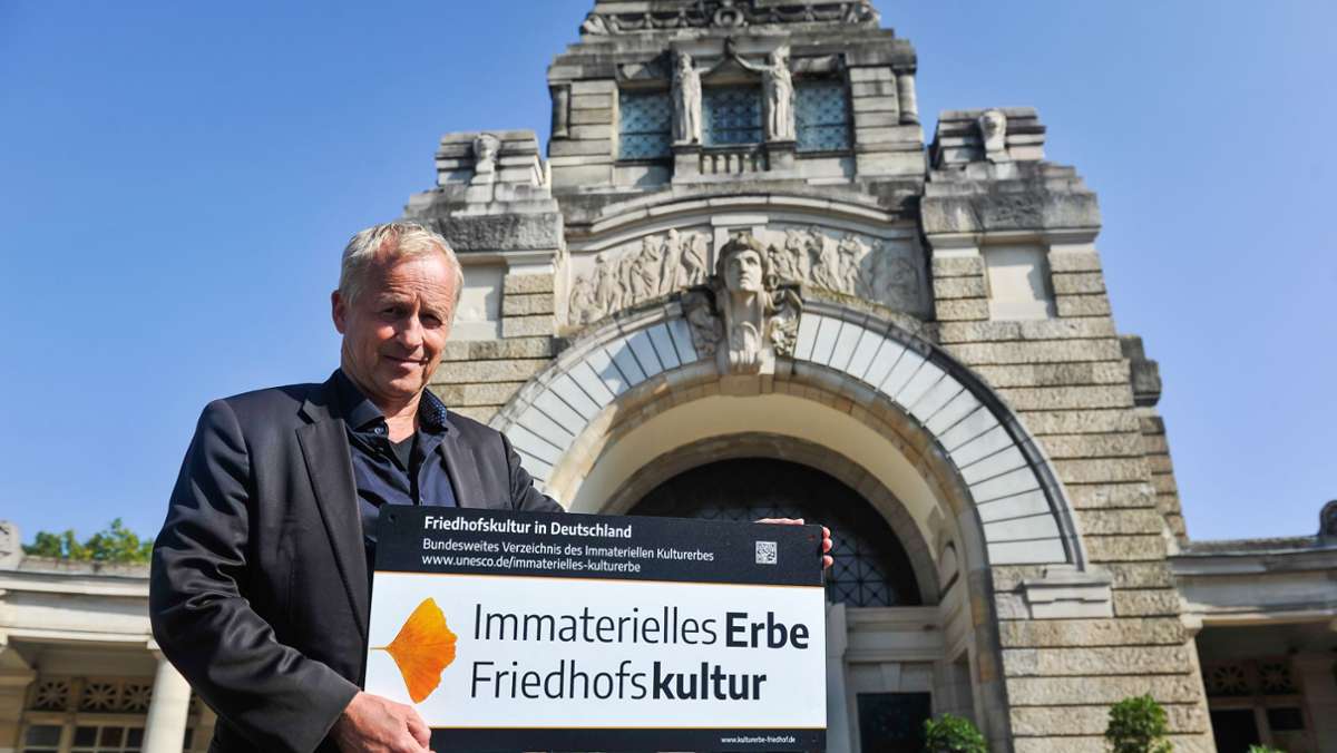 Stadt Stuttgart stellt Tafel auf: Warum  Friedhöfe schützenswert sind
