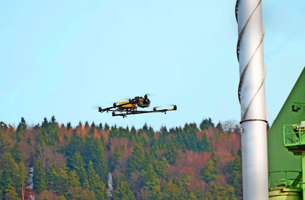 Eine Drohne schwebt über das Firmengelände von Storz in Tuttlingen. Foto: Storz