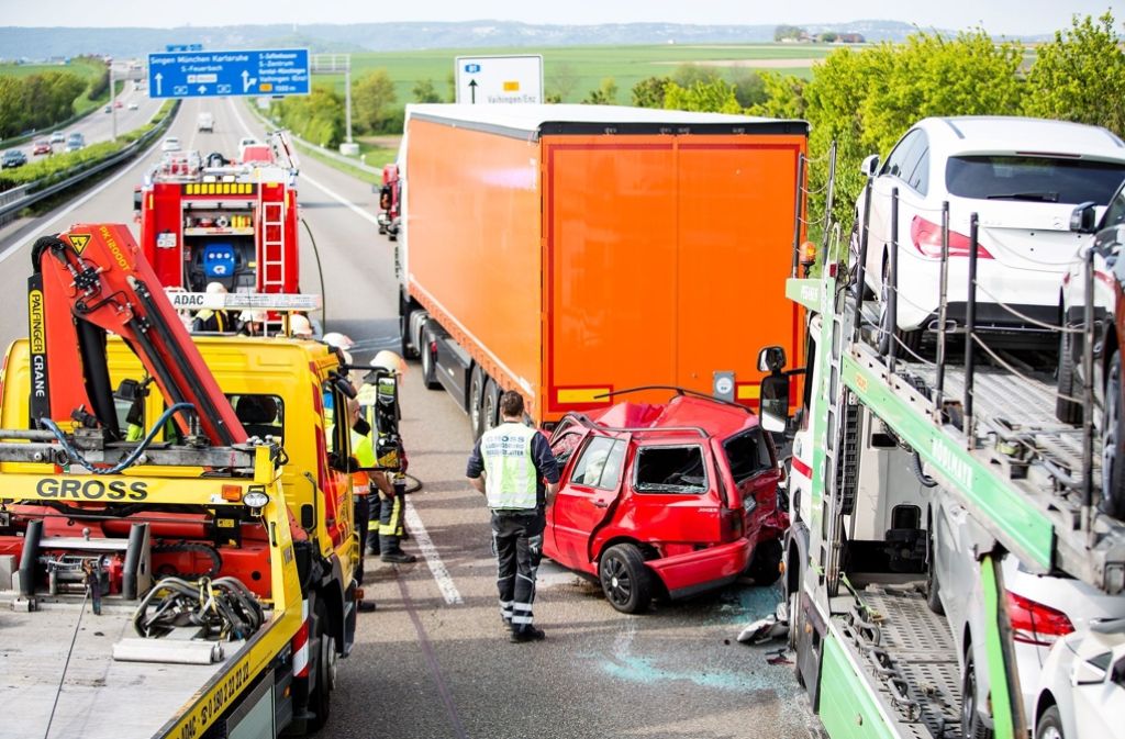 Am Dienstagvormittag hat sich ein schwerer Verkehrsunfall auf der A81 bei Stuttgart-Zuffenhausen zugetragen, der nun für Verkehrschaos auf der Autobahn sorgt.