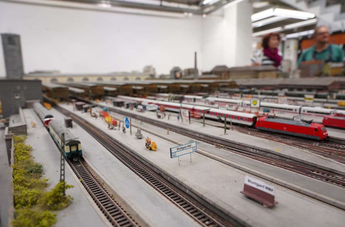 Der Stuttgarter Hauptbahnhof mit seinen Gleisen und Zügen in der Miniaturwelt.