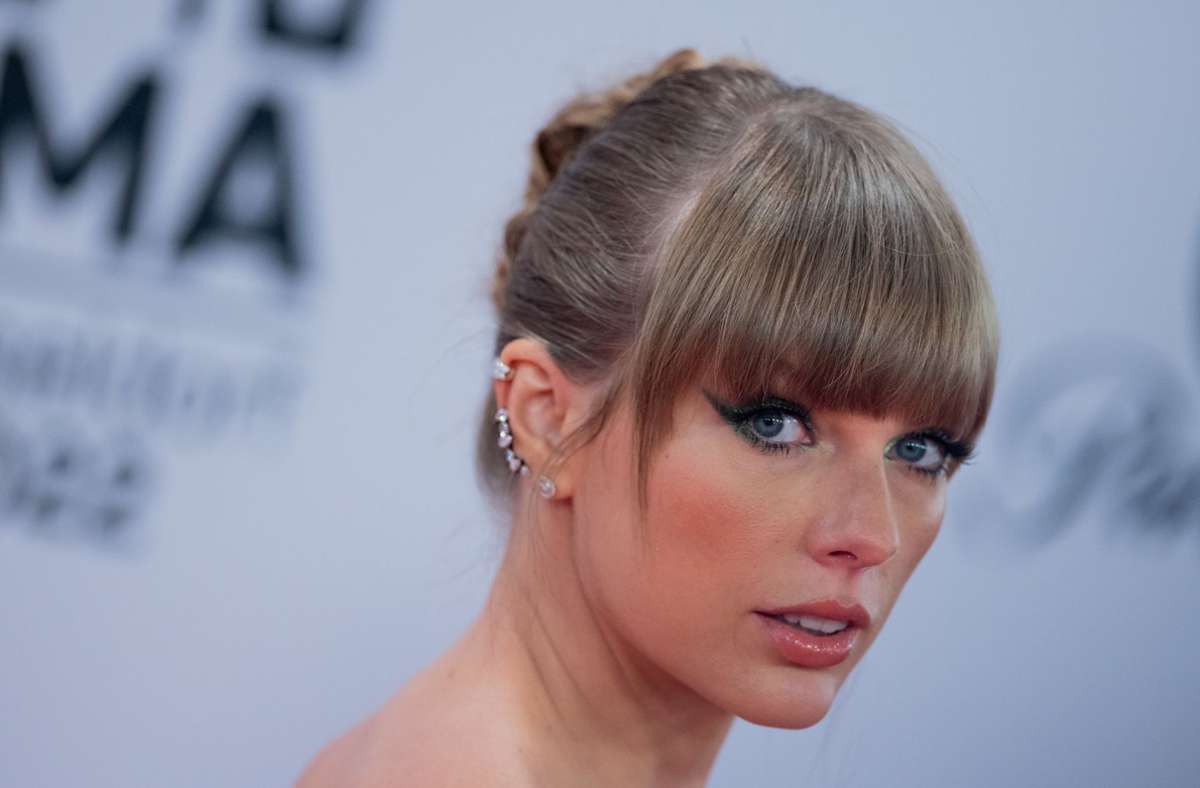 Alle guten Dinge sind drei? Taylor Swift wurde als weibliche Künstlerin des Jahres gekürt, erhielt den Award für das Album des Jahres für „Midnights“ und gewann den Preis für Musikvideo des Jahres mit „Anti-Hero“.