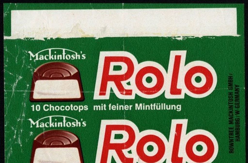 Rolo: Die kegelstumpfförmigen Chocotops gibt’s noch heute. Inzwischen werden sie von Nestlé produziert, in den USA seit 1969 unter der Lizenz der Hershey Company. Der Karamell-Kern ist dick und zäh, die Schokolade elend süß. Rolos wurden 1932 in England eingeführt und kamen 1952 als Choc-o-Roll nach Deutschland. Ab 1971 hießen sie Rolo. Bis in die 1980er gab es Rolo mit Pfefferminz-Toffee-Füllung in jägergrünem Papier. Der voll-kultige Old-England-Kult!