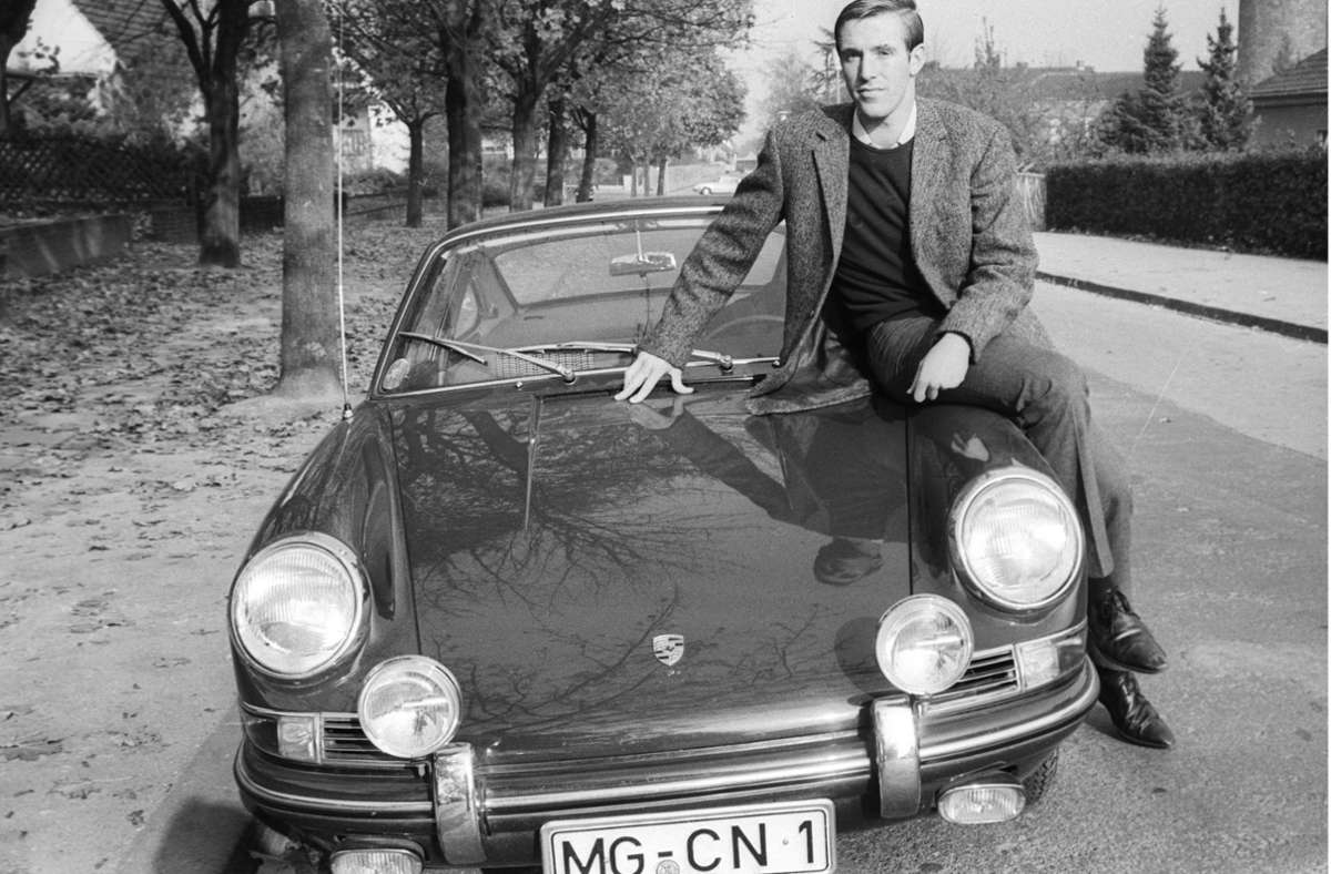 Günter Netzer Jeder kennt das Foto des extravaganten Mittelfeldspielers aus Mönchengladbach mit seinem neuen Ferrari in den 1970ern. Netzer war schon immer ein Freund der Geschwindigkeit, 1966 posiert er als Jungprofi mit seinem Porsche in Gladbach.