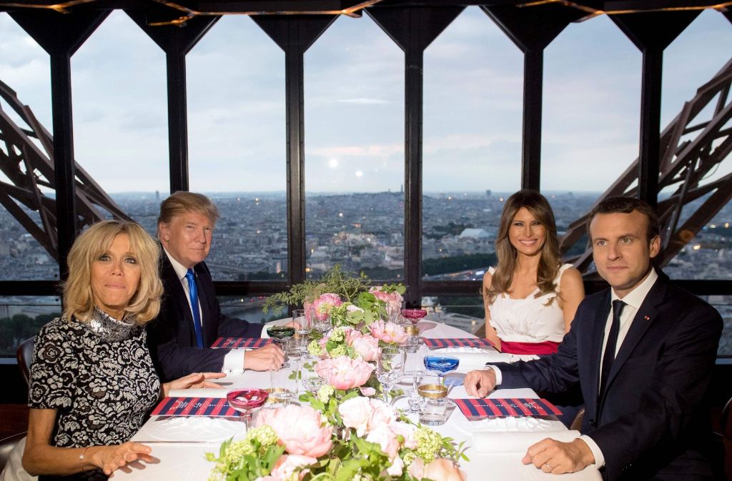 Dinner im Wahrzeichen von Paris: US-Präsident Donald Trump mit Ehefrau Melania sowie Frankreichs Präsident Emmanuel Macron und seiner Ehefrau Brigitte.