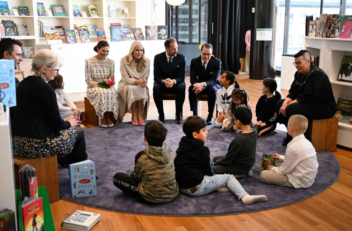 Beim Besuch eines Kulturzentrums trafen sich die Jungroyals mit Stockholmer Kindern.