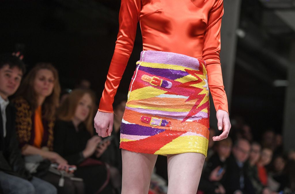 Hier ein aktuelles Model der österreichischen Modedesignerin Marina Hoermanseder bei der Fashion Week Berlin im Januar. In den wilden Zwanzigern entwickelte der amerikanische Ökonom George Taylor die sogenannte Rocksaumtheorie, wonach die Röcke kürzer werden, je besser es der Wirtschaft geht.
