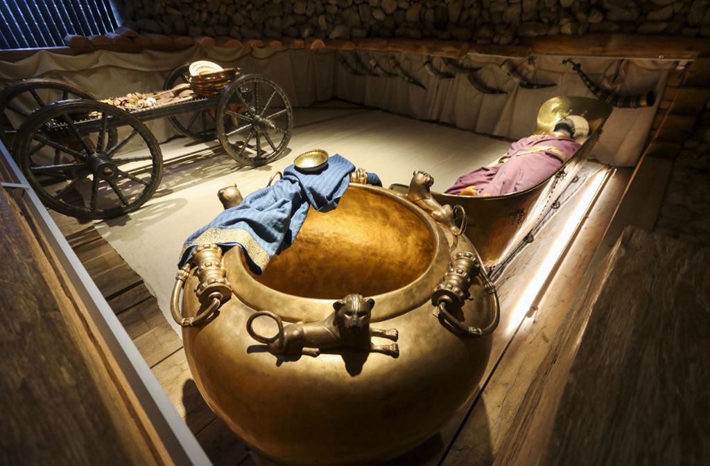 So sah das Fürstengrab mit seinen bewunderungswürdigen, kunstvollen Beigaben aus. Die Originale stehen heute im Landesmuseum Stuttgart.