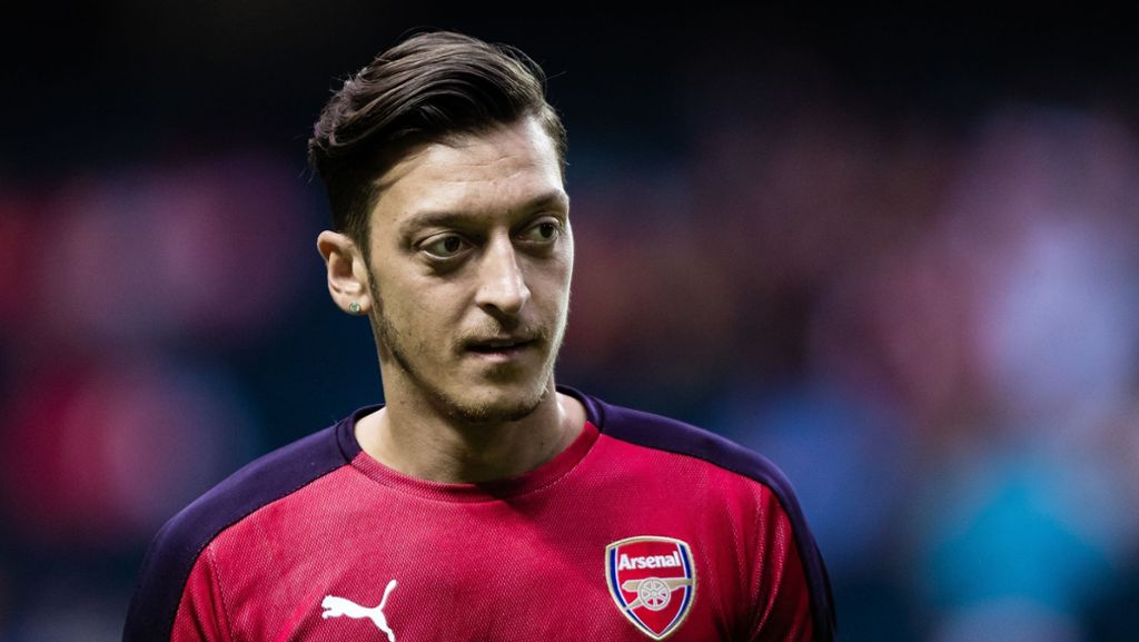  Mesut Özil ist bei der Fußball-Nationalmannschaft noch nicht in Vergessenheit geraten. Über den Twitter-Account „Die Mannschaft“ gratulierte das DFB-Team dem im Groll zurückgetretenen Arsenal-Star zum 30. Geburtstag. 