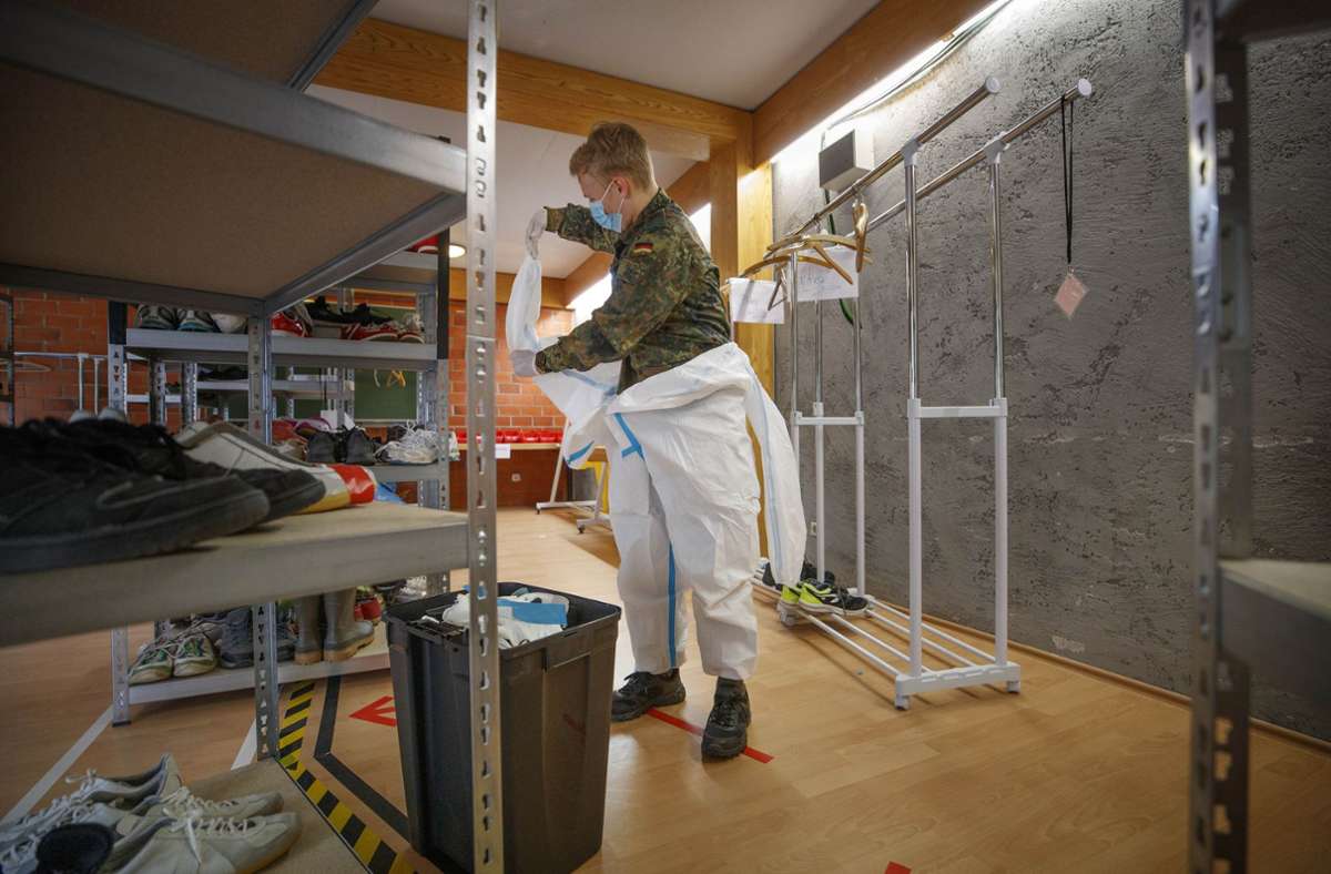 Im selben Monat wird in Althütte eine Isolier-Unterkunft für infizierte Flüchtlinge eingerichtet. Personal und Ausrüstung kommen von der Bundeswehr.