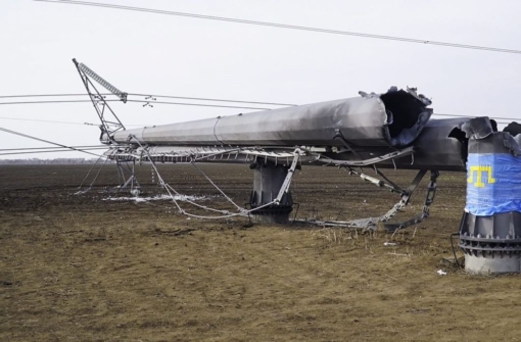 Ende November haben Gegner des Russlandbeitritts die Masten einer aus der Ukraine kommenden Hochspannungsleitung umgelegt. Foto: EPA