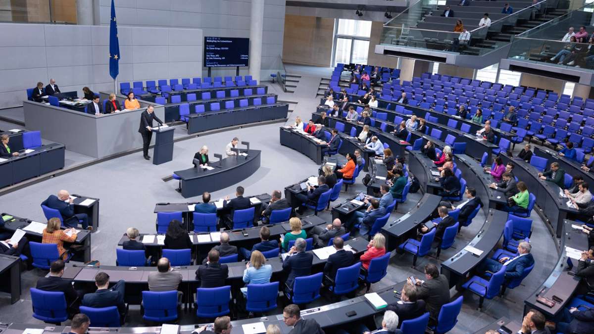 Bundestag verabschiedet Gesetzesänderung: Ehepaare und Kinder können künftig einen Doppelnamen führen