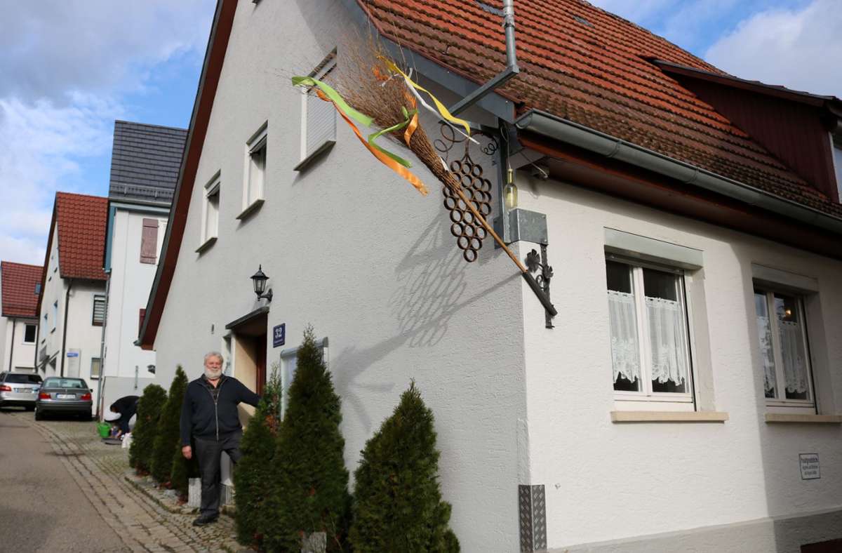 Martin Oesterle vor seinem Elternhaus in Rohrbronn...