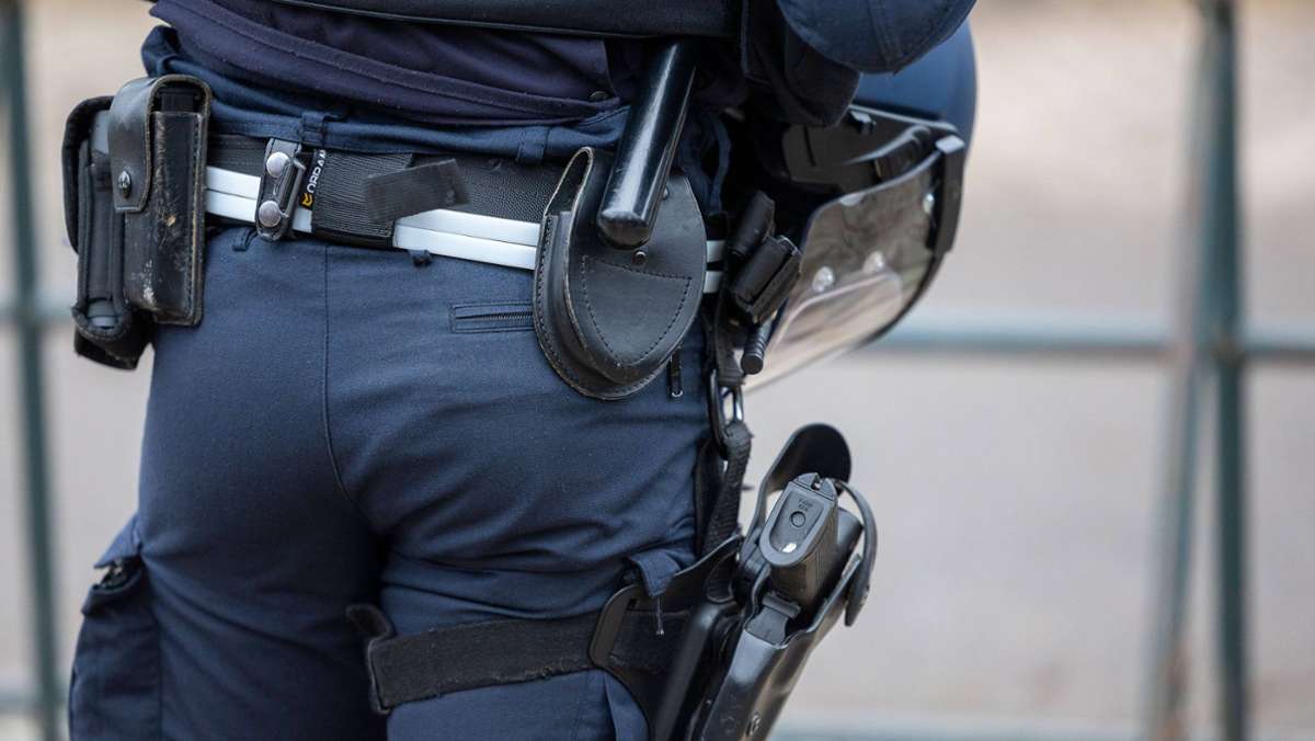 Nach Familienstreit in Ettlingen: Mann geht mit Messer auf Beamte zu - Polizisten schießen