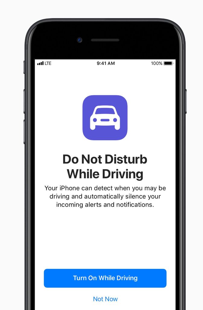 Die Fahrzeug-Software Car Play bekommt mit iOS 11 einen „Do not disturb“-Modus. Damit werden die Social-Media- sowie Messaging-Dienste während der Autofahrt automatisch deaktiviert.