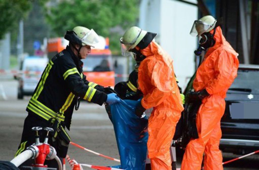 Die Feuerwehr Stuttgart ist am Dienstagnachmittag zu einem Gefahrstoffunfall in die Eiswelt Stuttgart nach Stuttgart-Degerloch gerufen worden. Giftiges Ammoniak war ausgetreten. 50 Kinder mussten eine Halle vorsorglich verlassen.