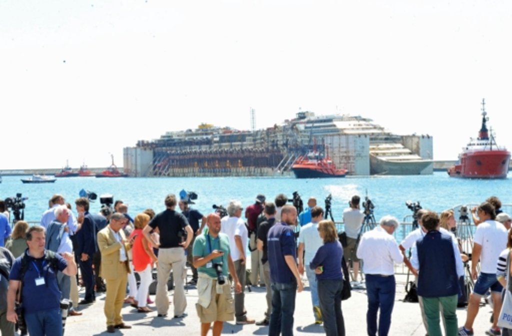 Ein trauriges Spektakel: Die "Costa Concordia" ist in Genua angekommen.