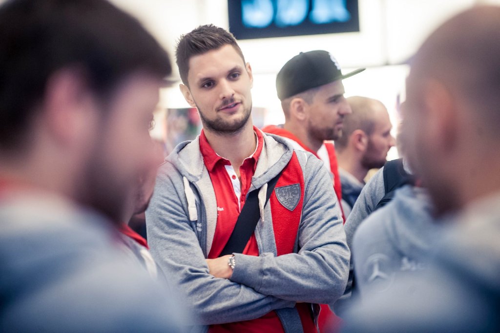 Sven Ulreich und die anderen Profis des VfB Stuttgart warten auf den Abflug.