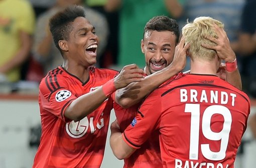 Leverkusens Wendel, Karim Bellarabi und Julian Brandt feiern das 3:0 (v. l.). Foto: dpa