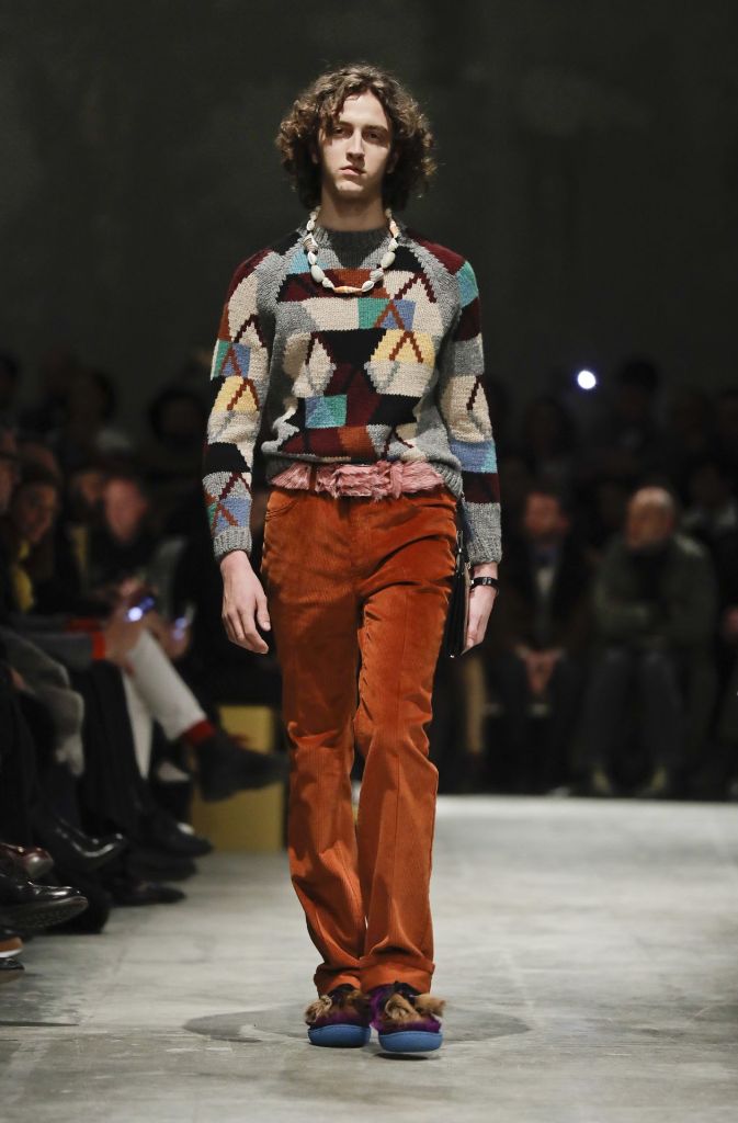 Mode-Mutige wagen sich an diese Kombination aus buntem Pullover und Hose.