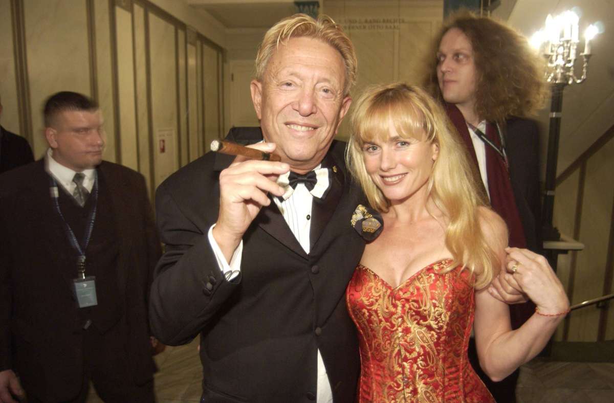 Rolf Eden posiert 2004 mit Freundin Uschi und Zigarre in der Hand.