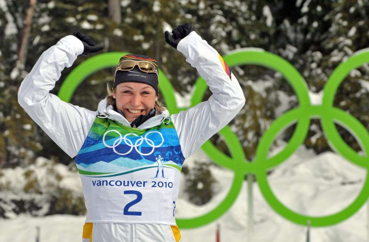Magdalena Neuner beerbte 2010 in Vancouver Kati Wilhelm – und bejubelt hier den Sieg in der Verfolgung über 10 km.