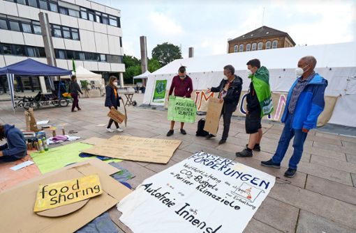 Für die Demo werden während des  Klimacamps Schilder gemacht. Foto: Simon Granville