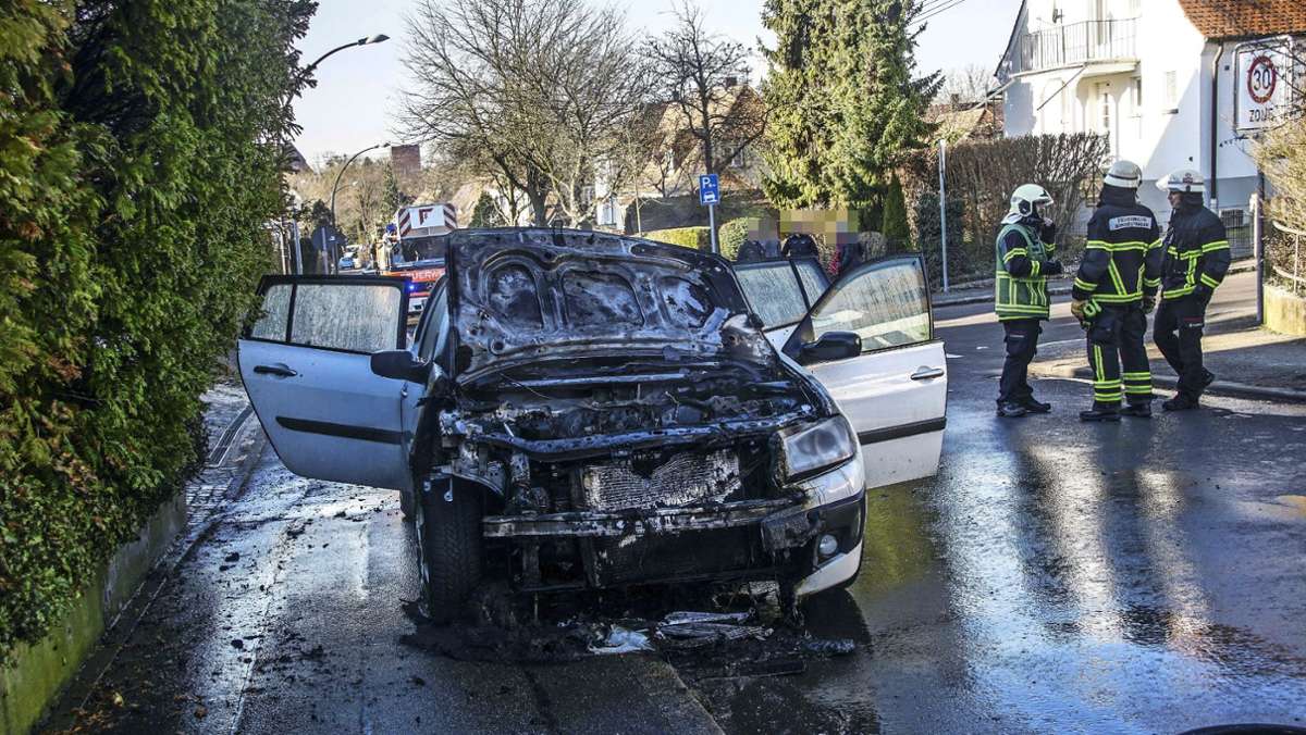 Feuerwehreinsatz in Sindelfingen: Auto brennt vollständig aus