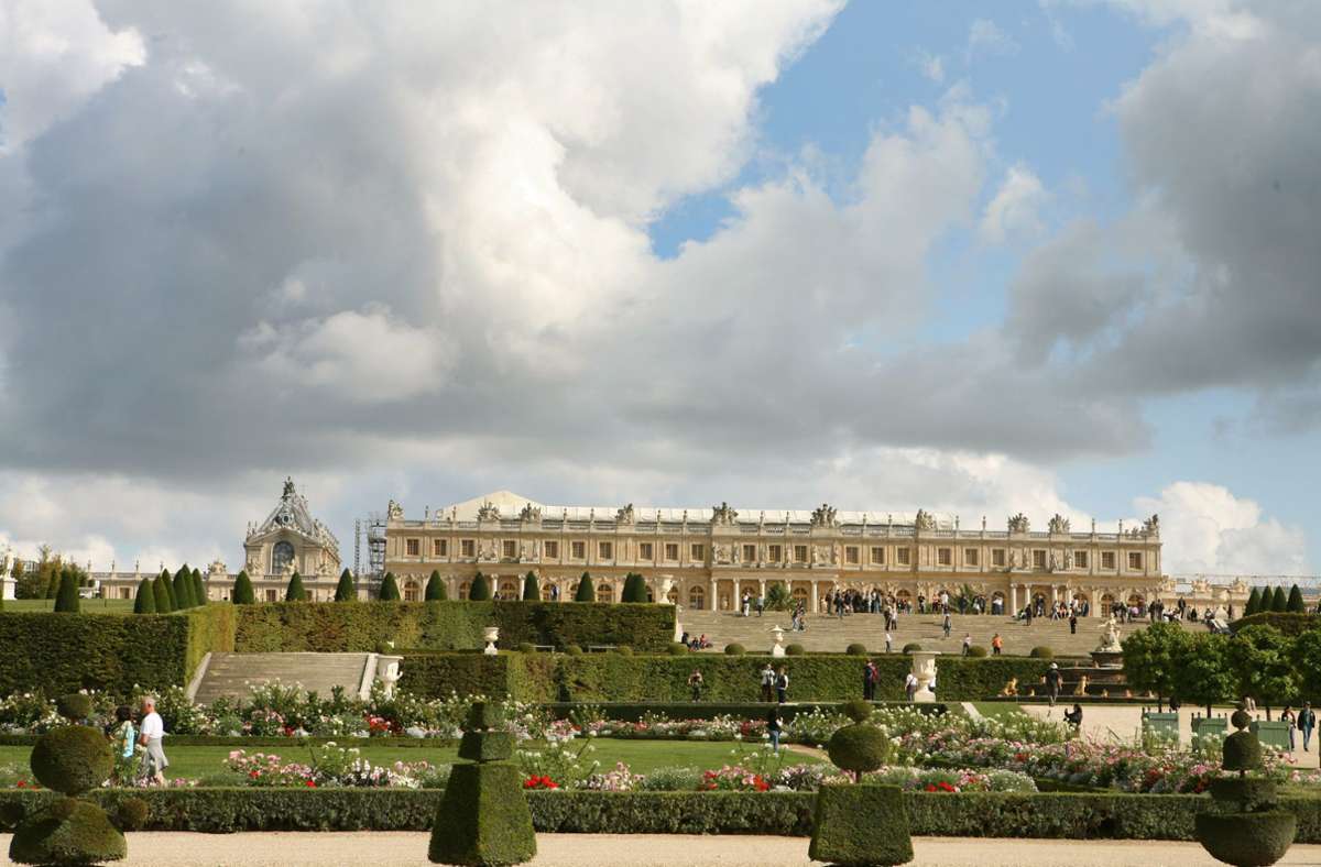 Versailles und seine Gärten ziehen zahlreiche Touristen an.