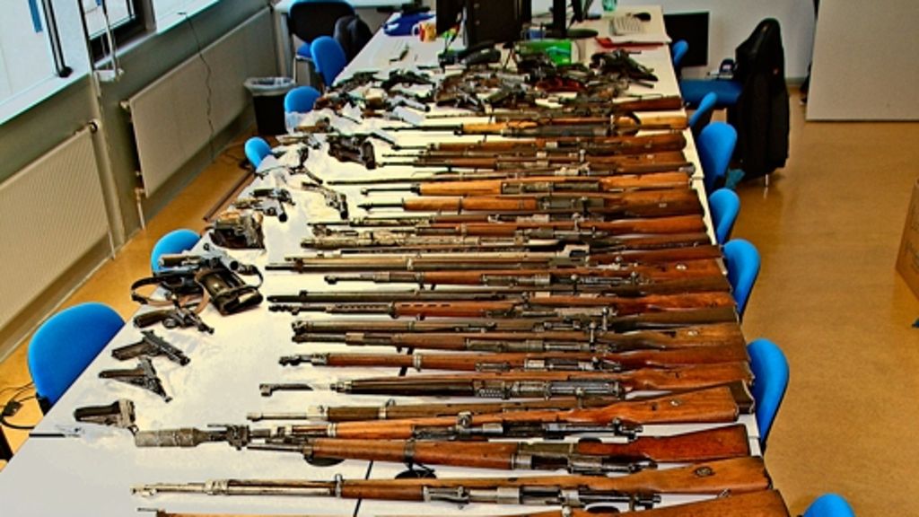  Maschinenpistolen, Gewehre, Schwarzpulver: in einem Keller in Sachsenheim hat die Polizei ein riesiges Waffenarsenal entdeckt. Der Besitzer hat keinen Waffenschein, ein terroristischer Hintergrund ist aber unwahrscheinlich. 